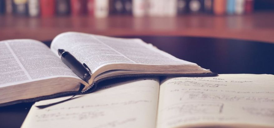 Tata Bahasa (PUEBI & EYD) sebagai Fondasi Kemampuan Berbahasa Akademik