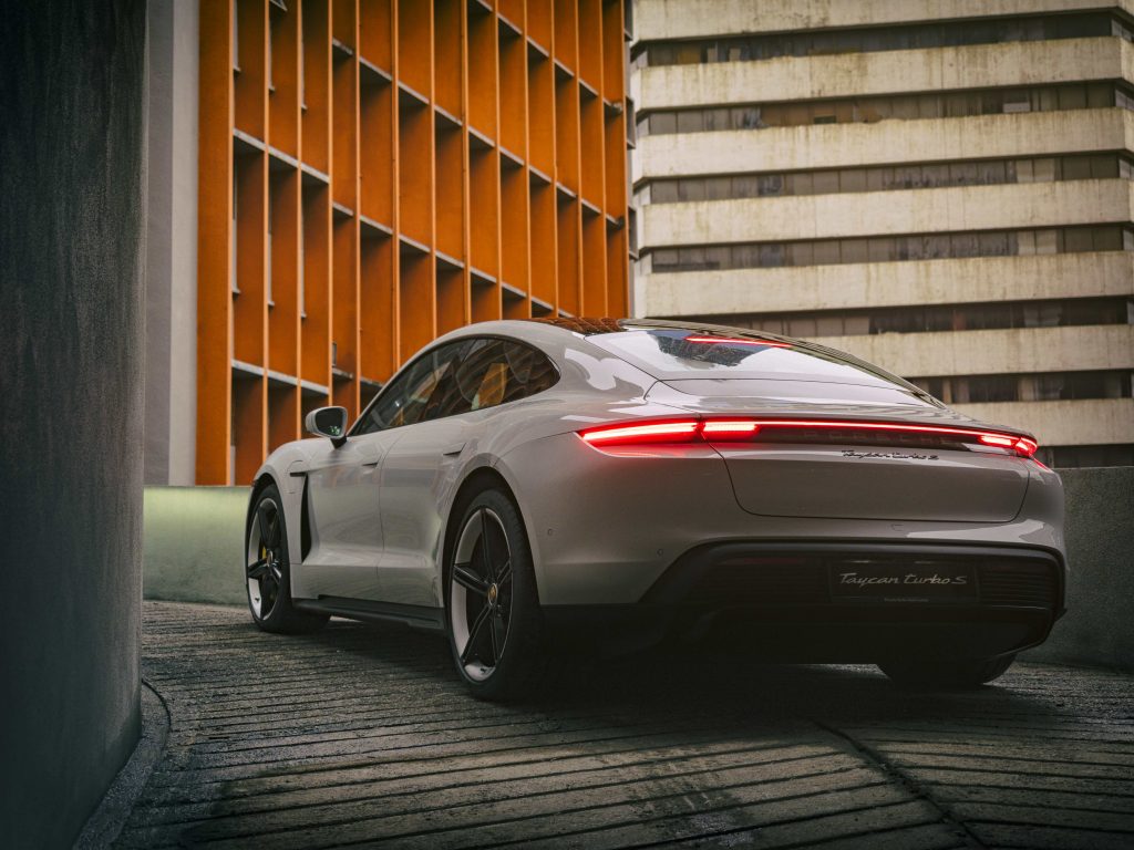Rekayasa Struktur Penyerap Tenaga Benturan Alun-Alun Depan dan Protokol Pengendalian Mutu Sasis Deformasi Komparatif Porsche