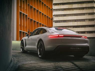 Rekayasa Struktur Penyerap Tenaga Benturan Alun-Alun Depan dan Protokol Pengendalian Mutu Sasis Deformasi Komparatif Porsche